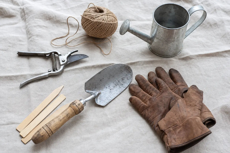 Outils et accessoires de jardinage écologique réels disposés sur du lin naturel