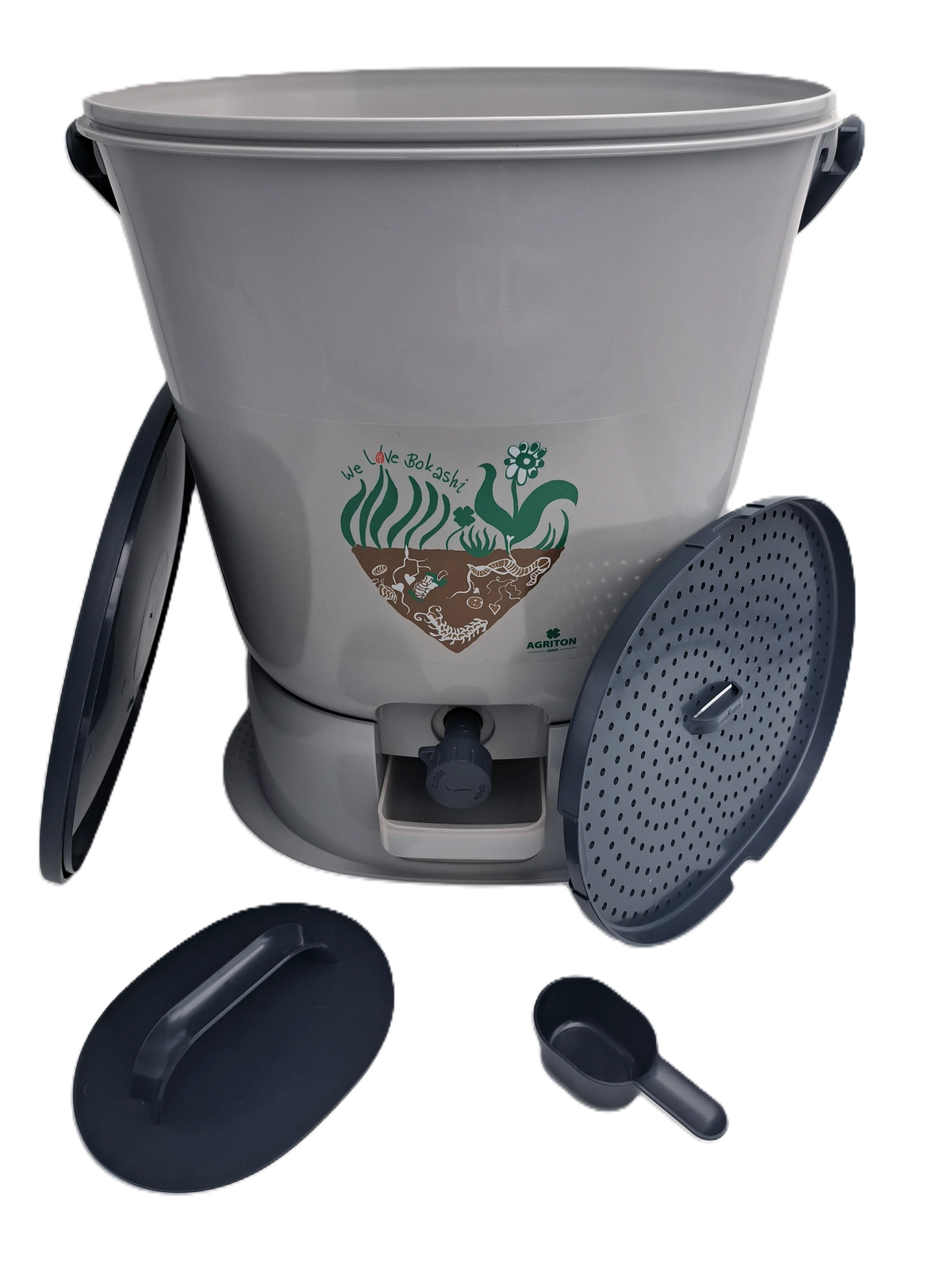 Accessoires inclus dans le set Bokashi : grille, outil pour tasser, cuillère