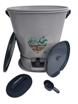 Accessoires inclus dans le set Bokashi : grille, outil pour tasser, cuillère