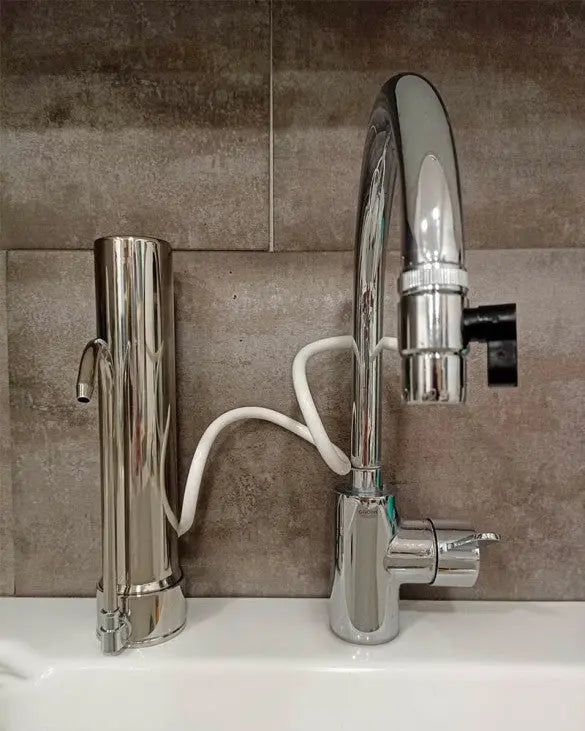 Purificateur d'eau sur évier inox Aragon Aqua Geyser