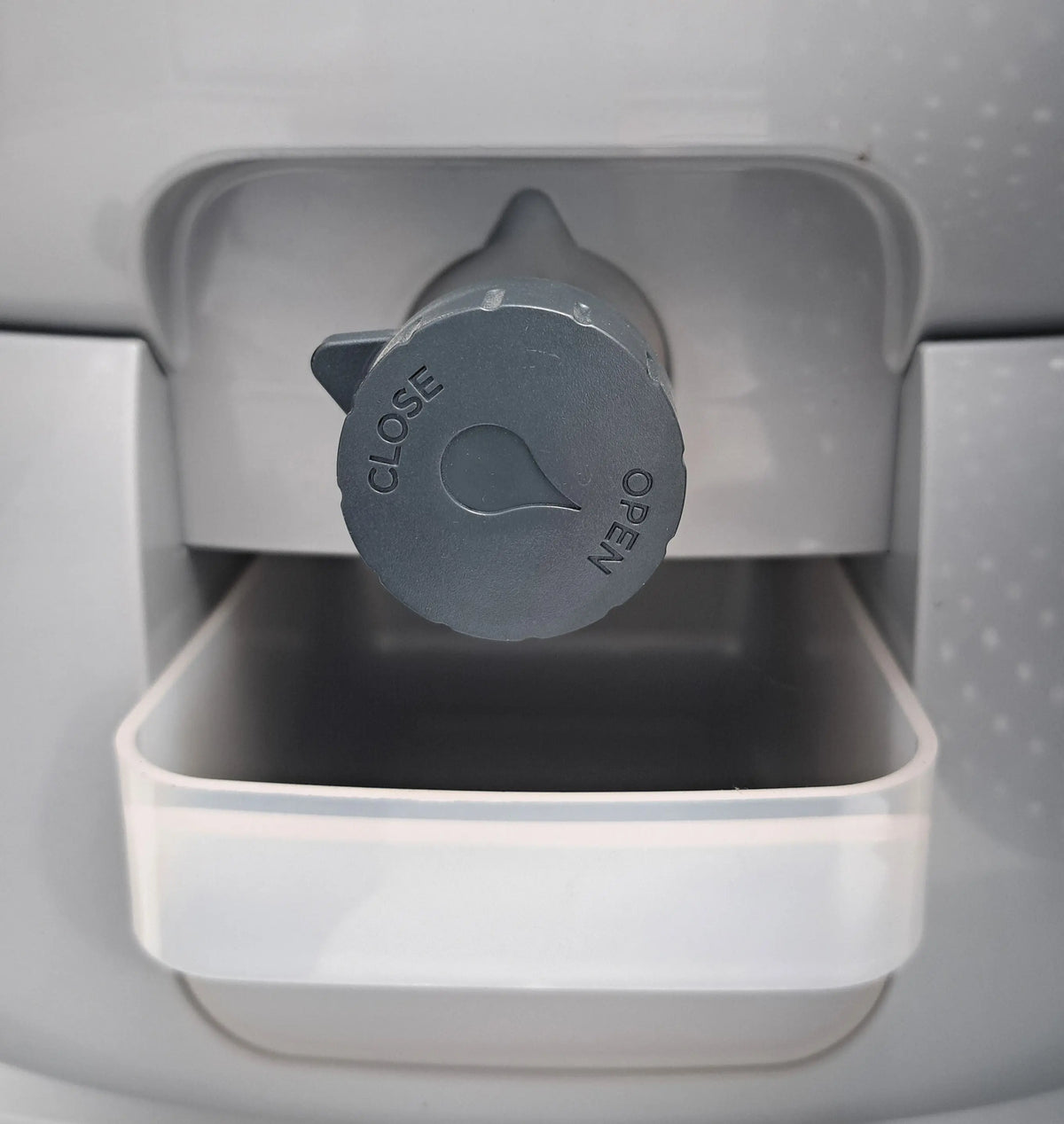 Zoom sur le robinet inclus afin de récupérer le jus